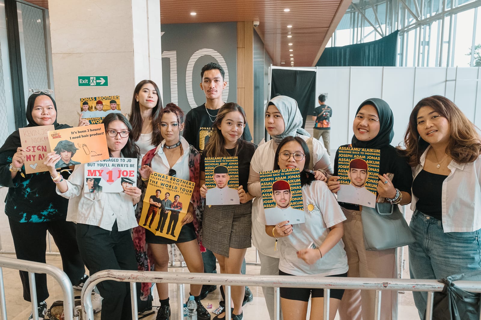 Para fans Jonas Brothers alias Jonastics ( foto : istimewa )