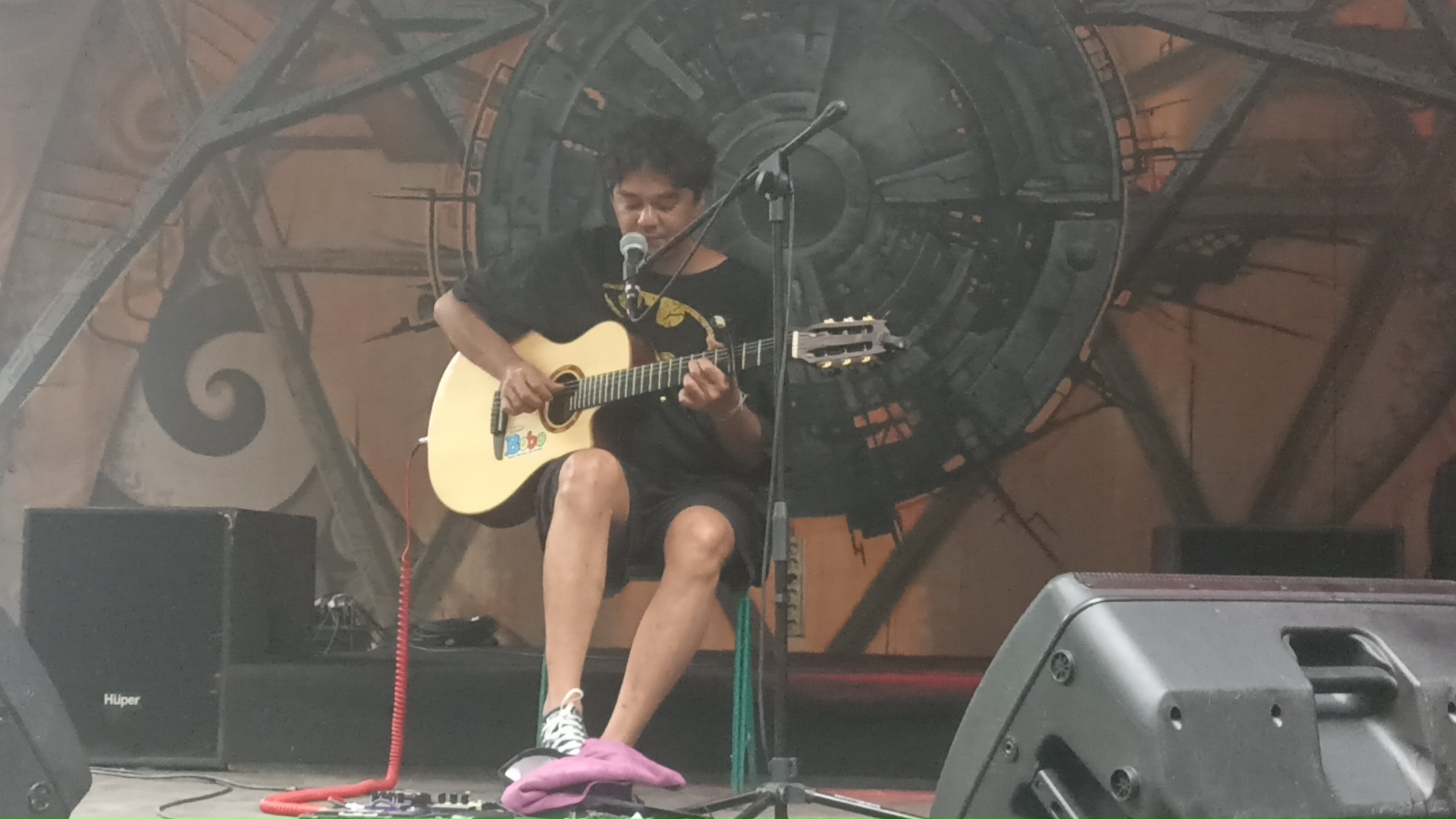 Jason Ranti membawakan lagu "Hari-Hari Musik" ( foto : QB )