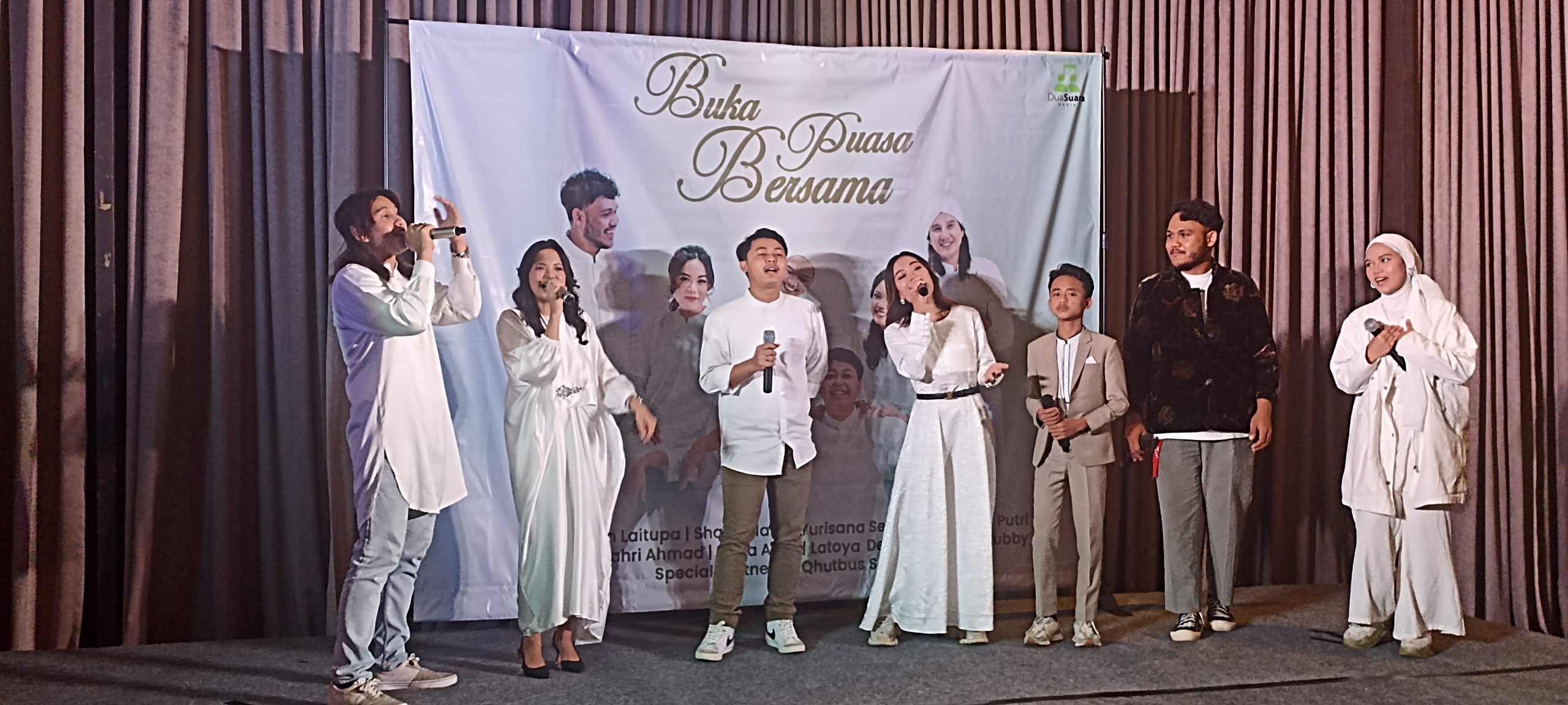 Artis Dua Suara Media membawakan lagu "Lebaran" ( foto : QB )