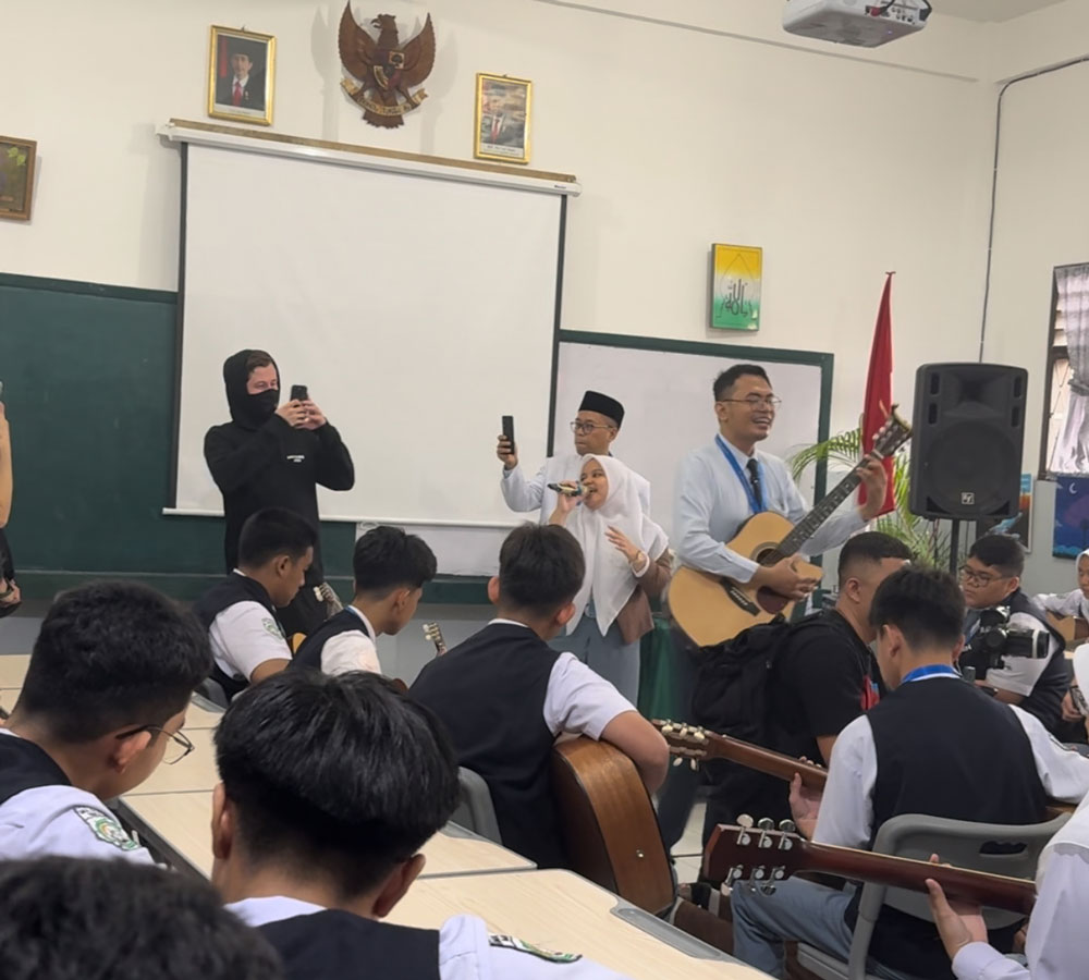 Suasana pertemuan Alan Walker dan Guru serta siswa siswi di Medan ( foto : istimewa )