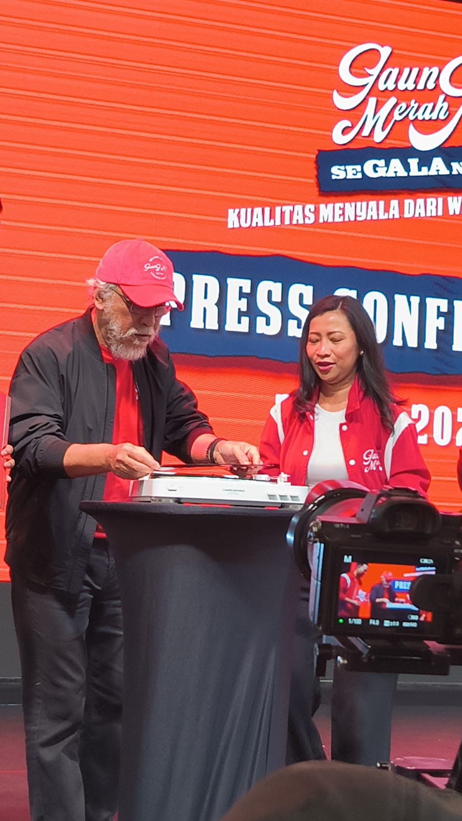 Iwan Fals saat konferensi pers Konferensi pers Gaung Merah SeGALA-nya ( foto : istimewa )